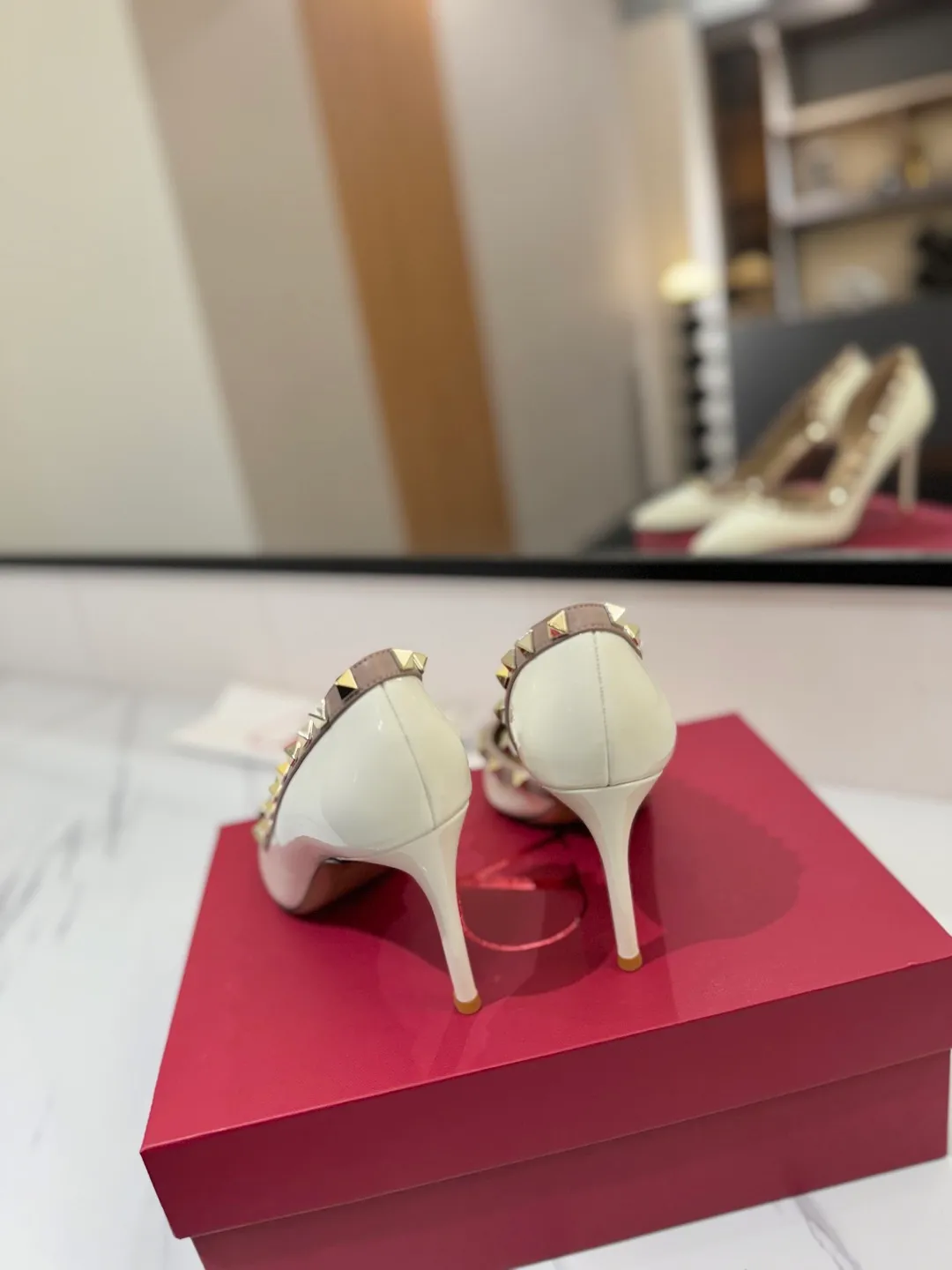 👟👟Ex-factory price 580👟👟 Valentino/Valentino rivet VT classic shoes, top replica! The side curves are perfect, the original molded custom-made rust-free rivets, and the textured hardware bring out a full sense of high-end, giving you a genuine foot feel! The first choice for high-end customers❤️ [Material] Upper: Original imported custom patent leather Lining: Original imported goatskin Outsole: Imported pearlescent leather outsole Heel height: 6.5CM Code number: 35-39 [34, 40, 41, 42 custom-made are not returnable]